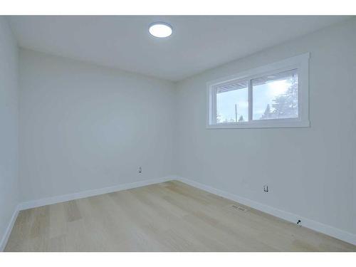 26 Dovercliffe Close Se, Calgary, AB - Indoor Photo Showing Other Room