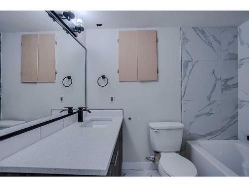 26 Dovercliffe Close Se, Calgary, AB - Indoor Photo Showing Bathroom