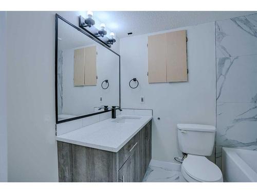 26 Dovercliffe Close Se, Calgary, AB - Indoor Photo Showing Bathroom