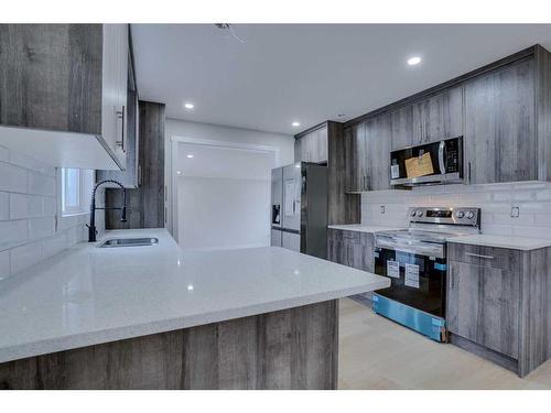 26 Dovercliffe Close Se, Calgary, AB - Indoor Photo Showing Kitchen