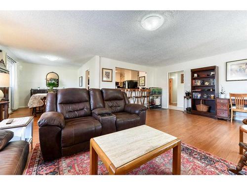 5924 Bow Crescent Nw, Calgary, AB - Indoor Photo Showing Living Room