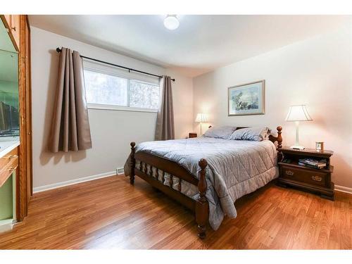 5924 Bow Crescent Nw, Calgary, AB - Indoor Photo Showing Bedroom