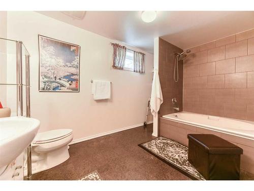 5924 Bow Crescent Nw, Calgary, AB - Indoor Photo Showing Bathroom
