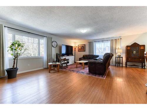 5924 Bow Crescent Nw, Calgary, AB - Indoor Photo Showing Living Room