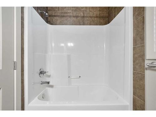 39 Everwoods Park Sw, Calgary, AB - Indoor Photo Showing Bathroom