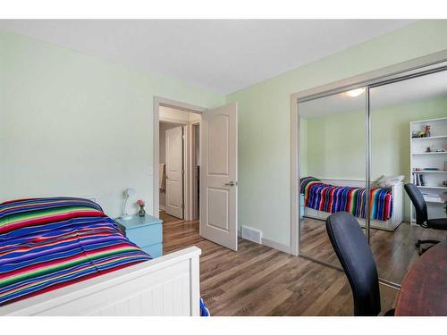 39 Everwoods Park Sw, Calgary, AB - Indoor Photo Showing Bedroom