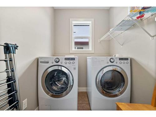 39 Everwoods Park Sw, Calgary, AB - Indoor Photo Showing Laundry Room
