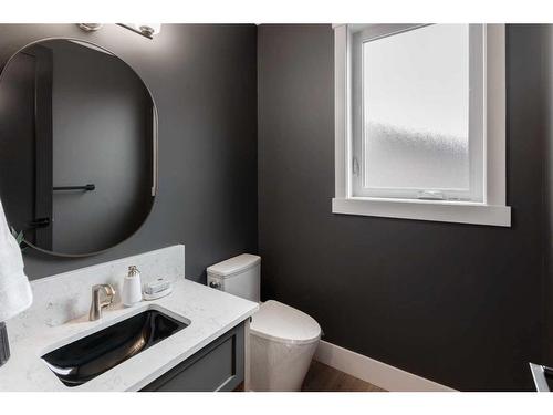 133 Lissington Drive Sw, Calgary, AB - Indoor Photo Showing Bathroom
