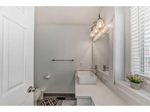 12 Kingsland Villas Sw, Calgary, AB - Indoor Photo Showing Bathroom