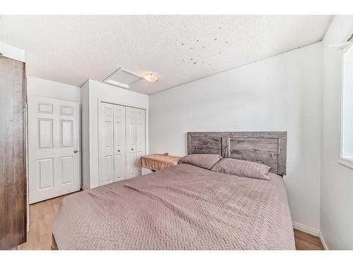 12 Kingsland Villas Sw, Calgary, AB - Indoor Photo Showing Bedroom