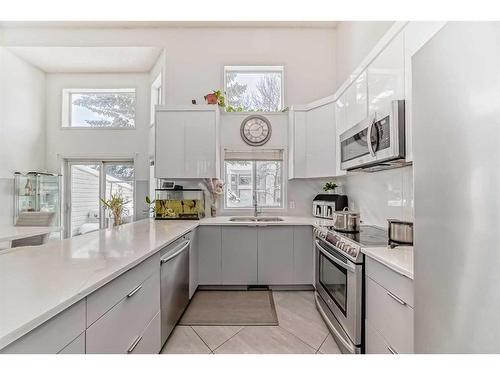 12 Kingsland Villas Sw, Calgary, AB - Indoor Photo Showing Kitchen