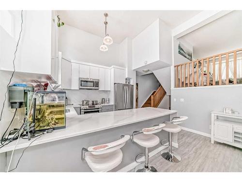 12 Kingsland Villas Sw, Calgary, AB - Indoor Photo Showing Kitchen