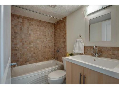 10-1717 Westmount Road Nw, Calgary, AB - Indoor Photo Showing Bathroom