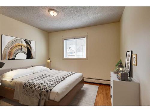 10-1717 Westmount Road Nw, Calgary, AB - Indoor Photo Showing Bedroom