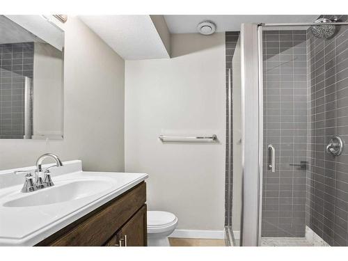 203 Boulder Creek Bay Se, Langdon, AB - Indoor Photo Showing Bathroom