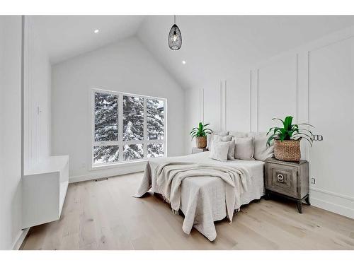 3028 27 Street Sw, Calgary, AB - Indoor Photo Showing Bedroom