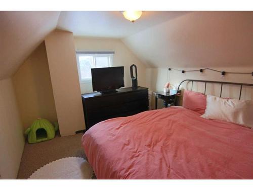 1147 8 Street Se, Calgary, AB - Indoor Photo Showing Bedroom