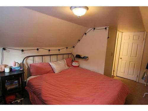 1147 8 Street Se, Calgary, AB - Indoor Photo Showing Bedroom