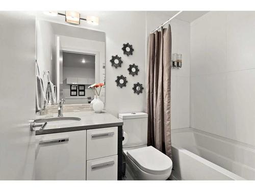 3-408 13 Street Nw, Calgary, AB - Indoor Photo Showing Bathroom