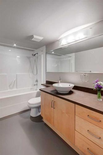 402-188 15 Avenue Sw, Calgary, AB - Indoor Photo Showing Bathroom