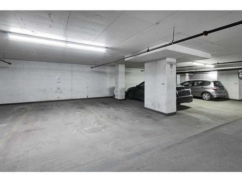 402-188 15 Avenue Sw, Calgary, AB - Indoor Photo Showing Garage