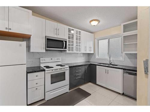 405/407 28 Avenue Ne, Calgary, AB - Indoor Photo Showing Kitchen