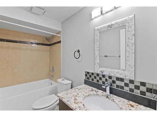 405/407 28 Avenue Ne, Calgary, AB - Indoor Photo Showing Bathroom