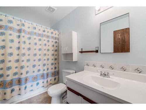 1315 Mcalpine Street, Carstairs, AB - Indoor Photo Showing Bathroom