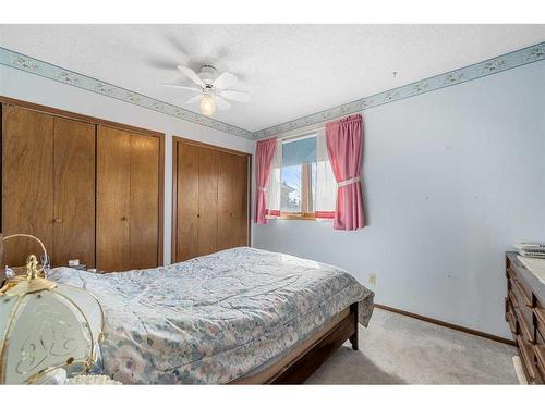 1315 Mcalpine Street, Carstairs, AB - Indoor Photo Showing Bedroom