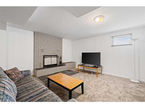 1315 Mcalpine Street, Carstairs, AB - Indoor Photo Showing Living Room