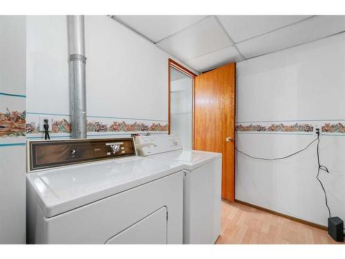 1315 Mcalpine Street, Carstairs, AB - Indoor Photo Showing Laundry Room