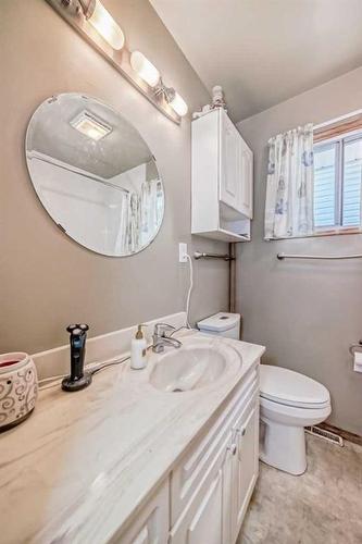 7611 Farrell Road Se, Calgary, AB - Indoor Photo Showing Bathroom