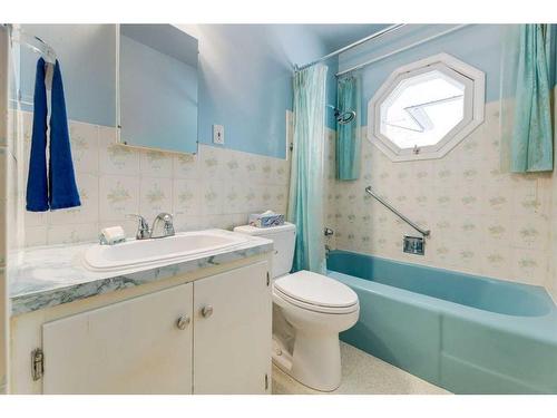 2216 12 Avenue Nw, Calgary, AB - Indoor Photo Showing Bathroom