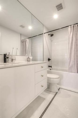 114-8445 Broadcast Avenue Sw, Calgary, AB - Indoor Photo Showing Bathroom