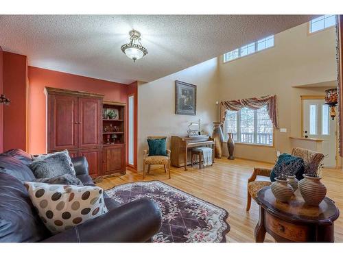 731 Coopers Drive Sw, Airdrie, AB - Indoor Photo Showing Living Room