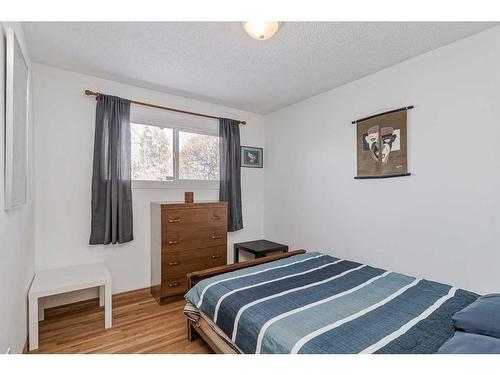 1968 Cottonwood Crescent Se, Calgary, AB - Indoor Photo Showing Bedroom