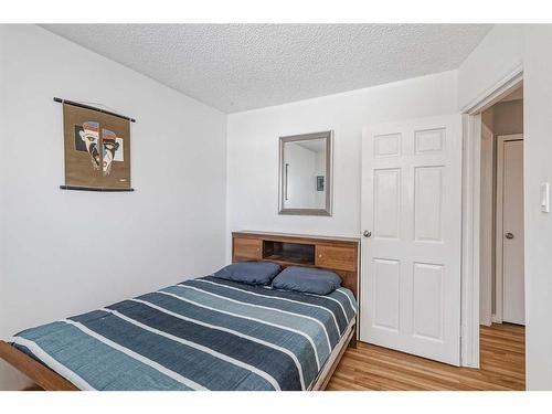 1968 Cottonwood Crescent Se, Calgary, AB - Indoor Photo Showing Bedroom