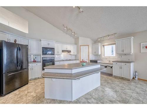 128 Coral Shores Cape Ne, Calgary, AB - Indoor Photo Showing Kitchen