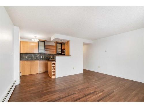 401-123 24 Avenue Sw, Calgary, AB - Indoor Photo Showing Kitchen