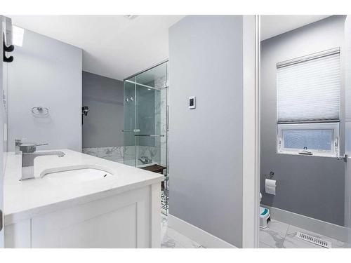 516A 9 Street Ne, Calgary, AB - Indoor Photo Showing Bathroom