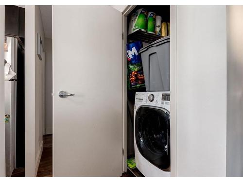 501-505 19 Avenue Sw, Calgary, AB - Indoor Photo Showing Laundry Room