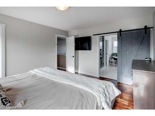 6 Gleneagles Terrace, Cochrane, AB - Indoor Photo Showing Bedroom