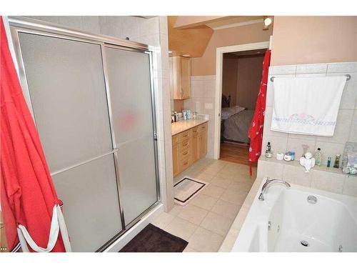 1239 Hunterquay Hill Nw, Calgary, AB - Indoor Photo Showing Bathroom