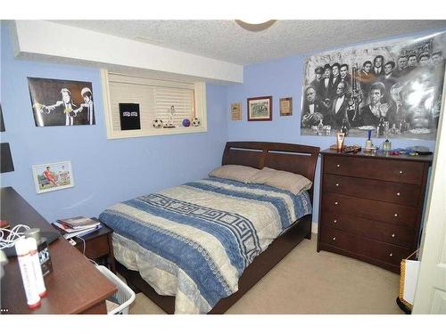 1239 Hunterquay Hill Nw, Calgary, AB - Indoor Photo Showing Bedroom