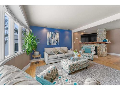 157 Wedgewood Drive Sw, Calgary, AB - Indoor Photo Showing Living Room