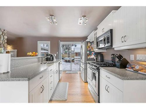 157 Wedgewood Drive Sw, Calgary, AB - Indoor Photo Showing Kitchen With Upgraded Kitchen