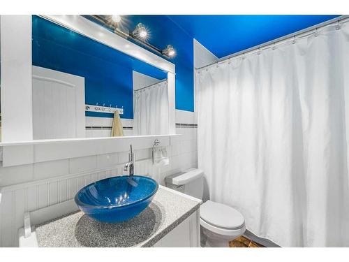 157 Wedgewood Drive Sw, Calgary, AB - Indoor Photo Showing Bathroom