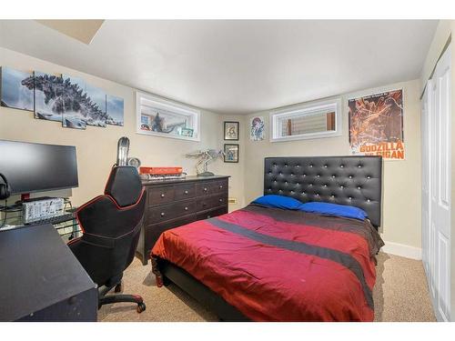 157 Wedgewood Drive Sw, Calgary, AB - Indoor Photo Showing Bedroom