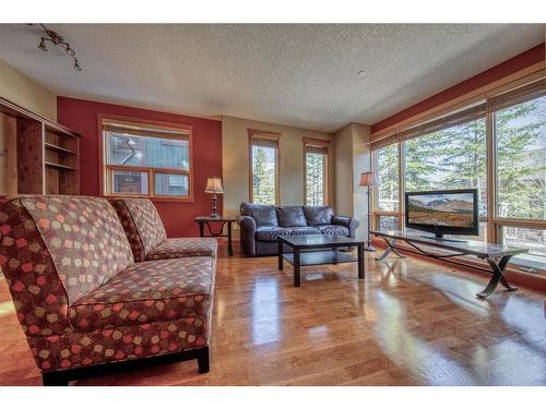 310-107 Armstrong Place, Canmore, AB - Indoor Photo Showing Living Room