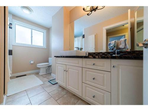 2224 98 Avenue Sw, Calgary, AB - Indoor Photo Showing Bathroom